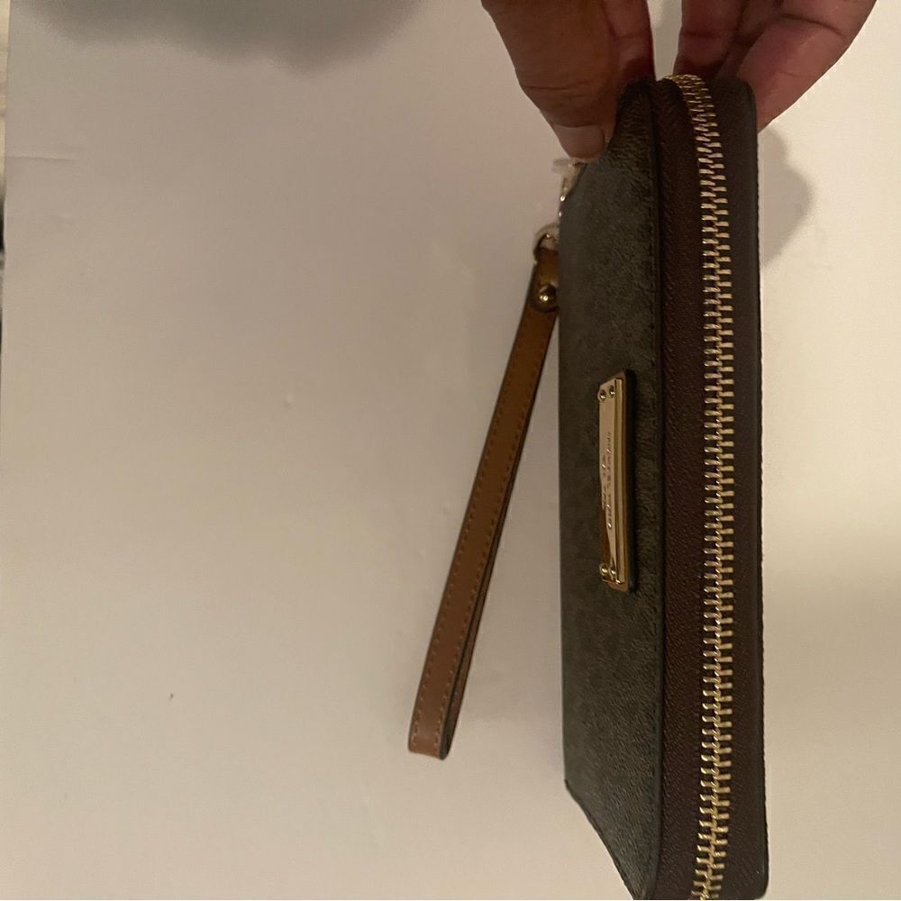 Micheal Kors Wristlet - Picture 3 of 5